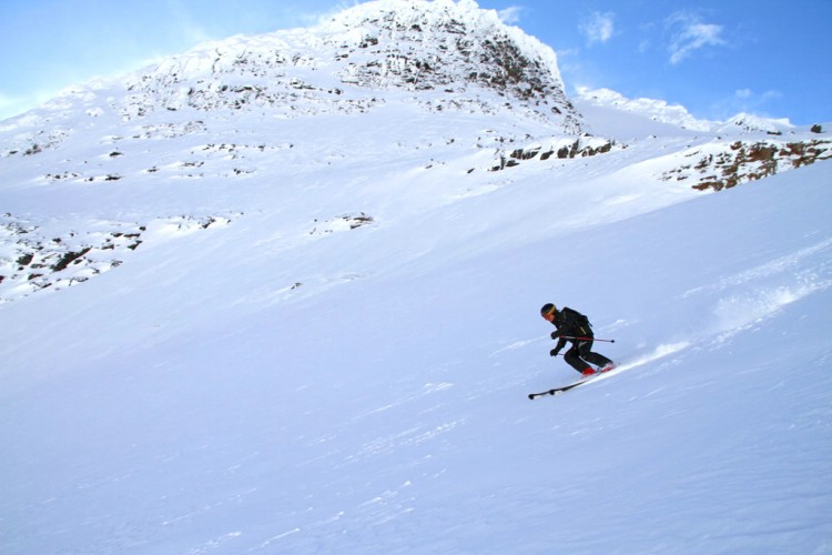 Växlande väder men helt ok snö på premiärhelgen. Heliskiing Riksgränsen, 19 Mars 2011  Foto: Andreas Bengtsson