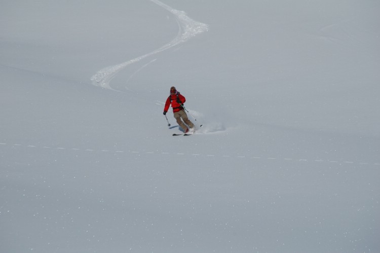 Bergsguide Andreas Bengtsson korsar inga spår förutom spår efter ren eller fjällhare.    Foto: Peter Almer 