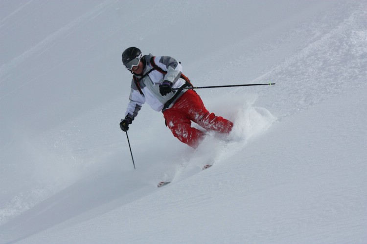 Peter njuter av sin 50-årspresent på Korsa-glaciären den 16 april 2009. Foto: Carl Lundberg