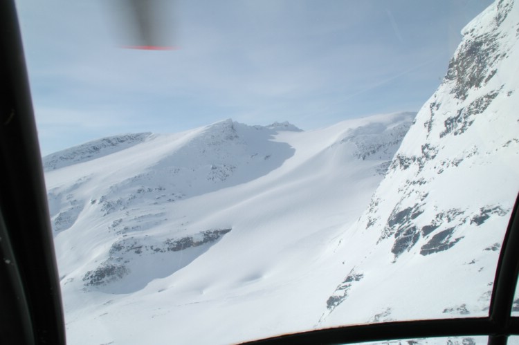 På väg att lägga första spåren på Korsa. Heliski Riksgränsen 22 april 2009. Foto: Andreas Bengtsson 