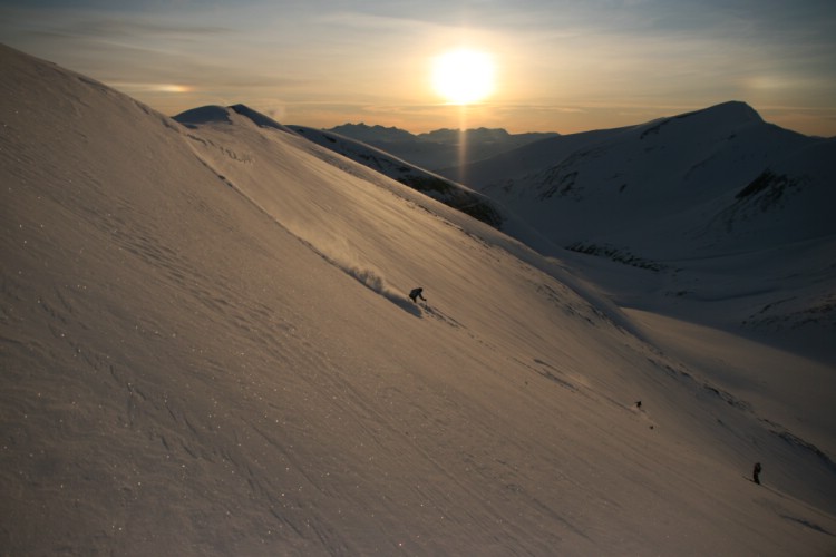 Sen kvällsåkning på Moarhmmacohkka. Heliski Riksgränsen 29 april 2009. Foto: Andreas Bengtsson